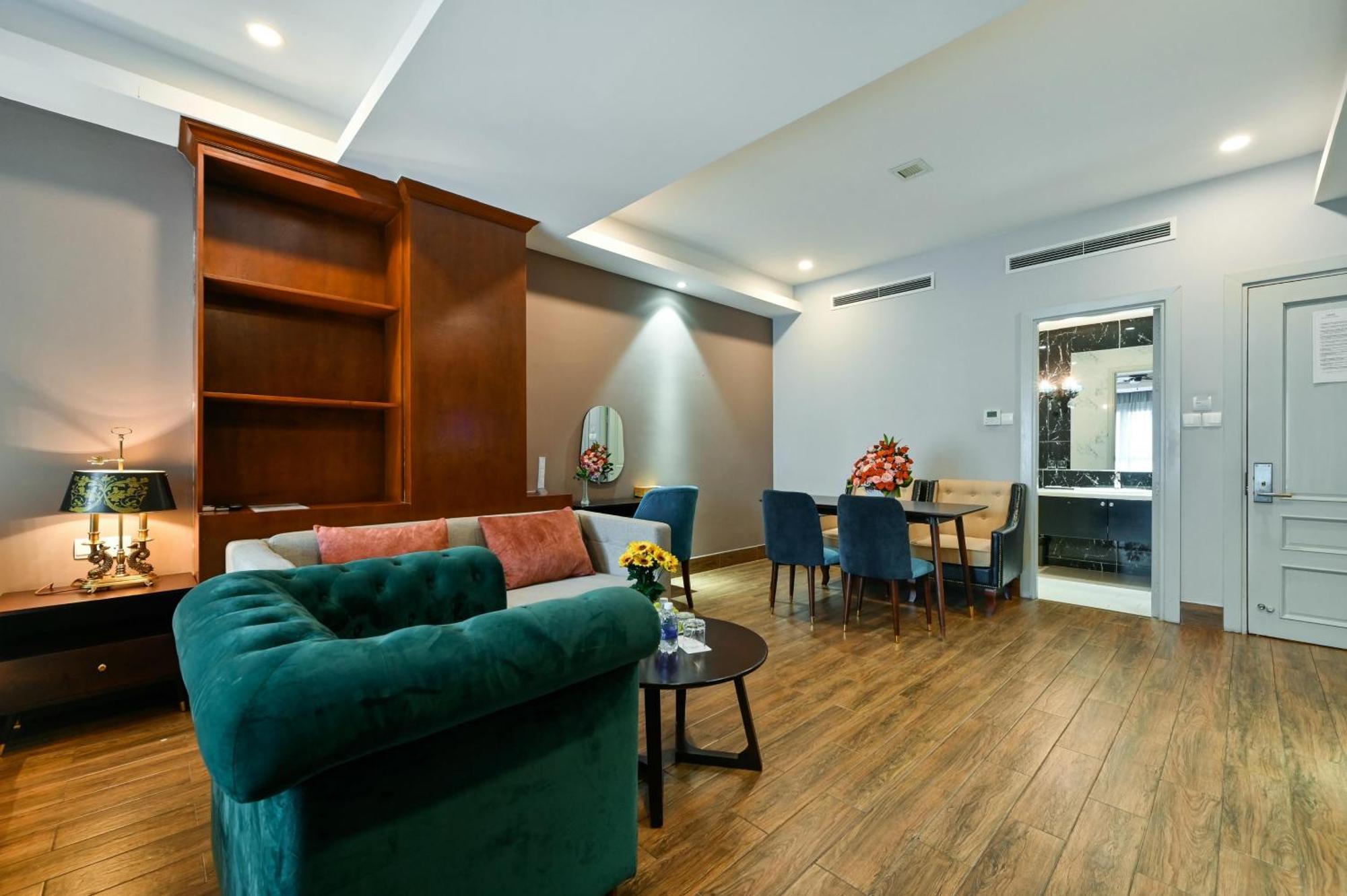 California Saigon Hotel & Rooftop Pool Ho Chi Minh City Exterior photo